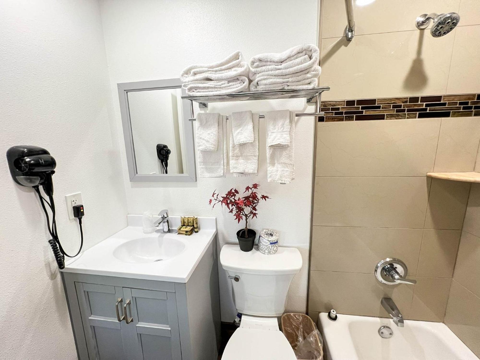 Queen Room,1600234839:JPEG