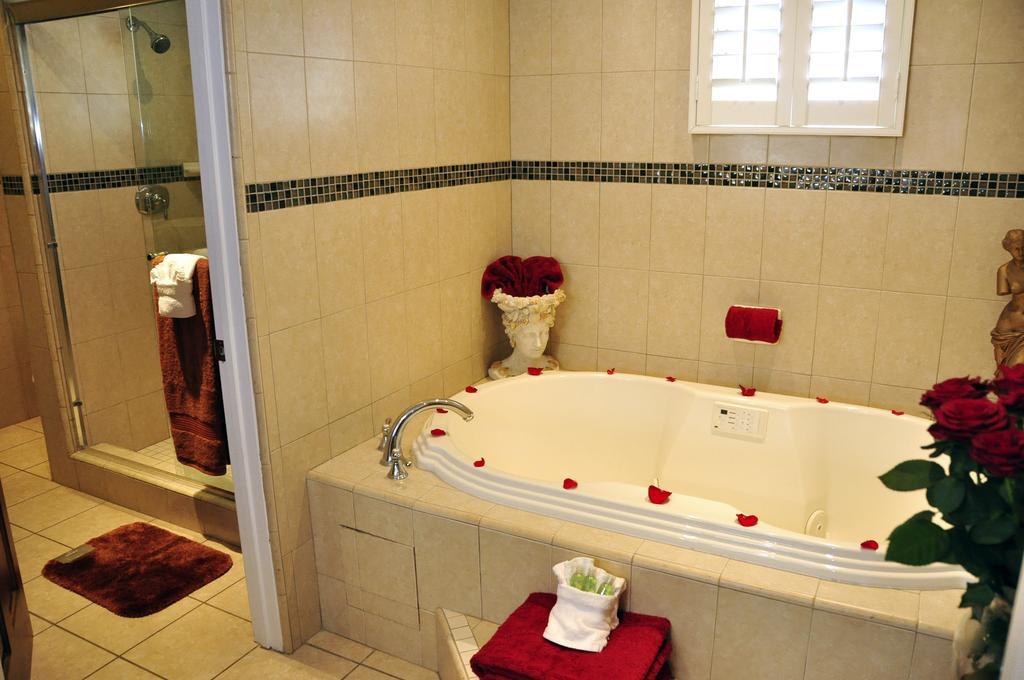 Deluxe King Room with Two Person Soaking Tub