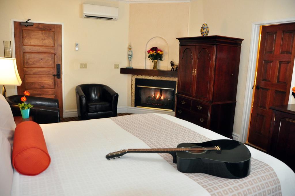 Deluxe King Room with Balcony,1627932040:JPEG
